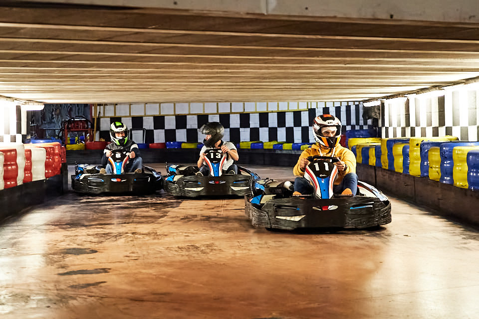 Piste de karting indoor dans les Vosges : le lieu idéal pour un team-building hivernal