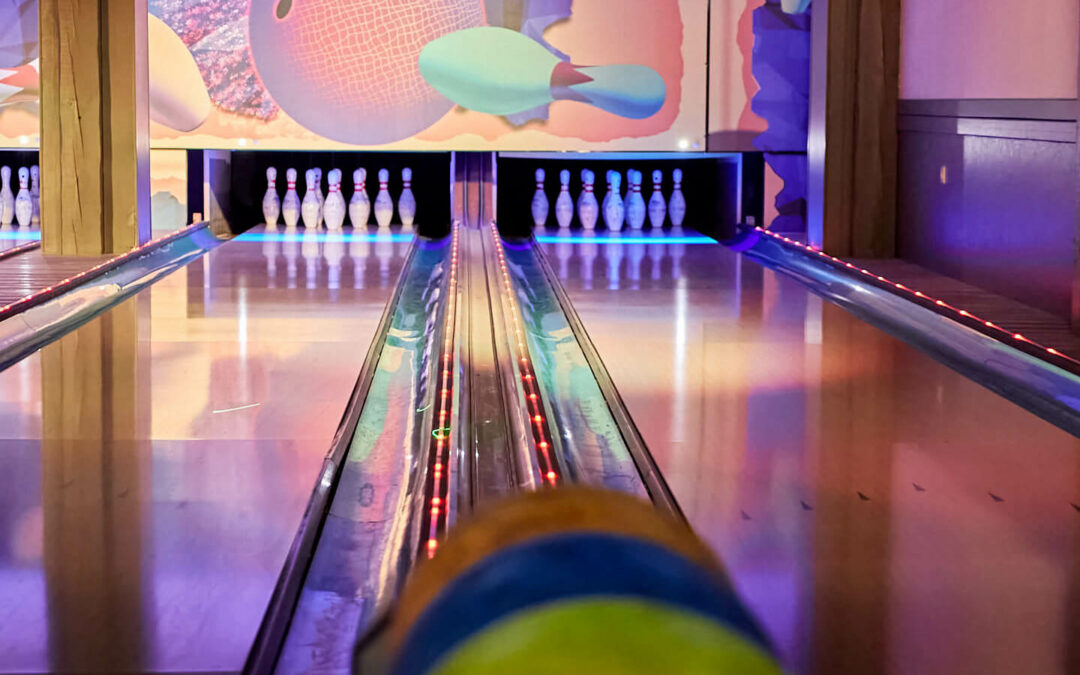 Piste de bowling à Saint-Gorgon : ambiance lumineuse et équipements high-tech